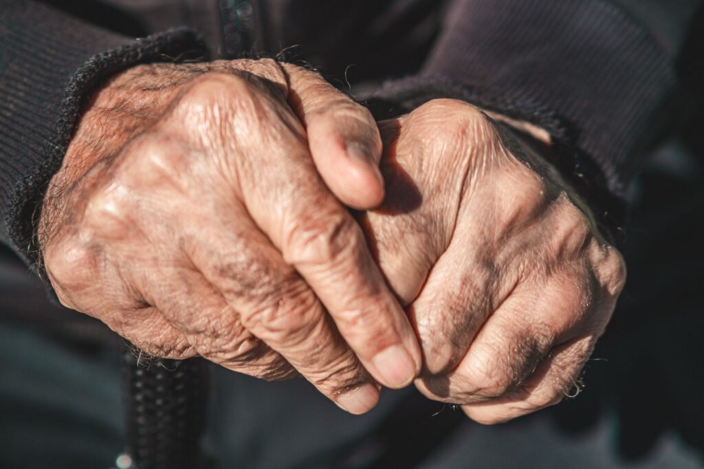 Entendendo o Parkinson: Sintomas, Tratamentos e Cuidados